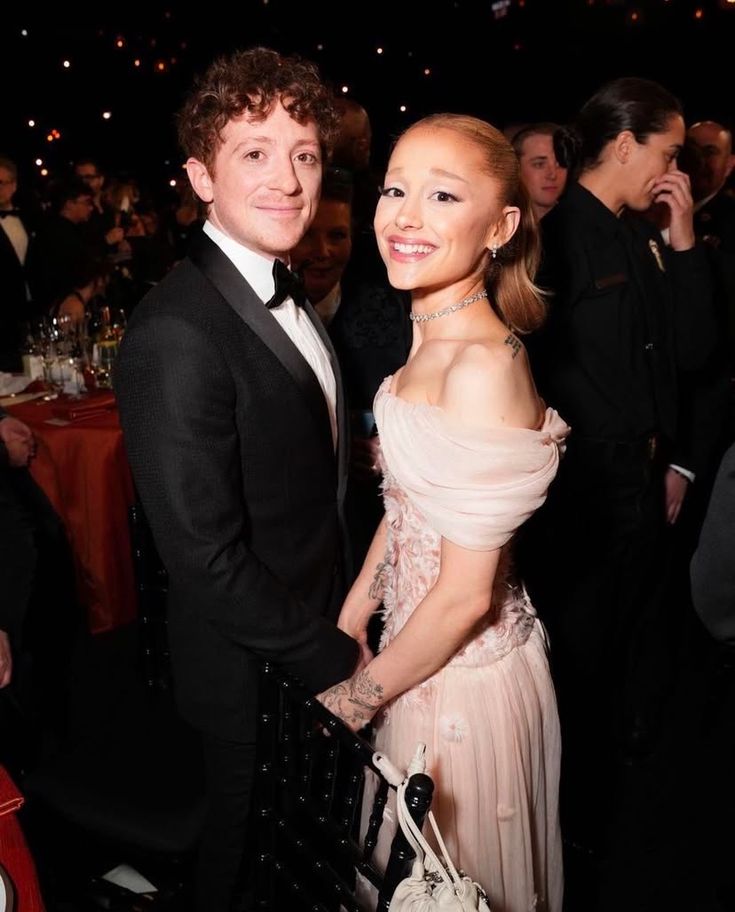 Ethan Slater Ariana Grande